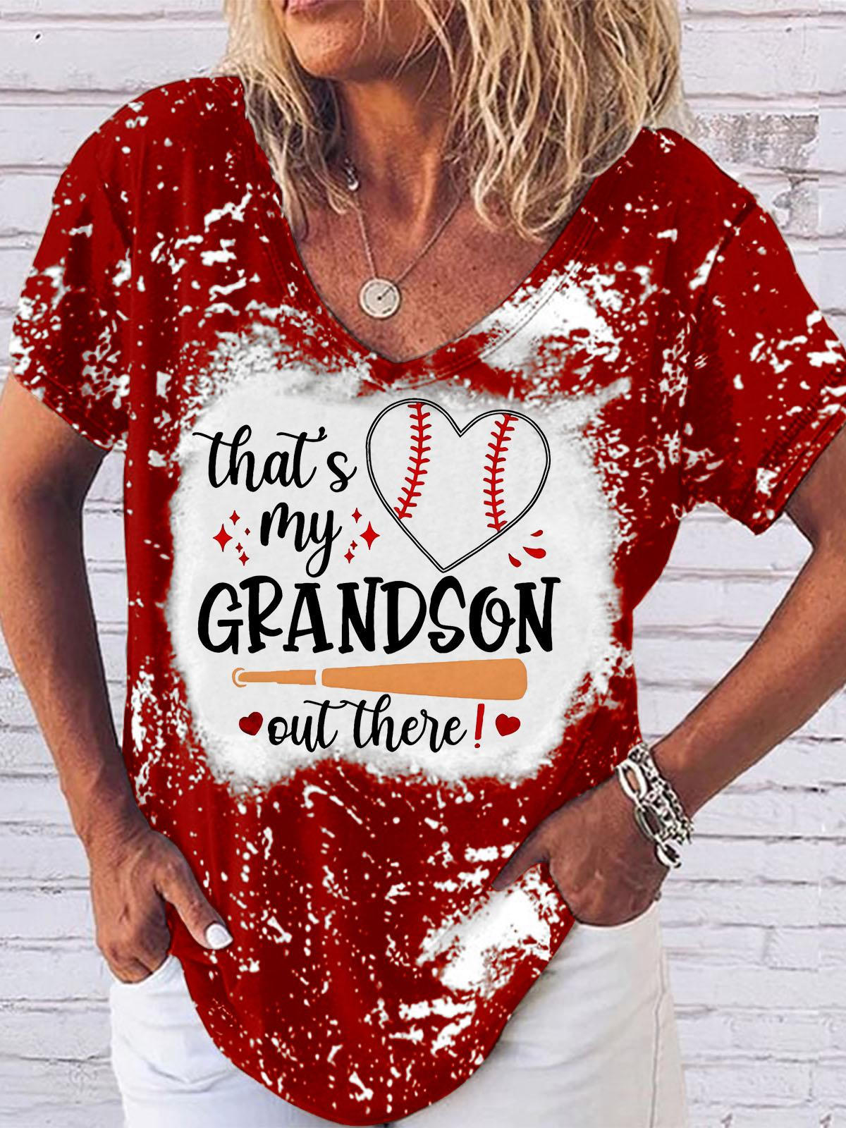 T-Shirt mit V-Ausschnitt und Baseball-Print „That's My Grandson Out There“