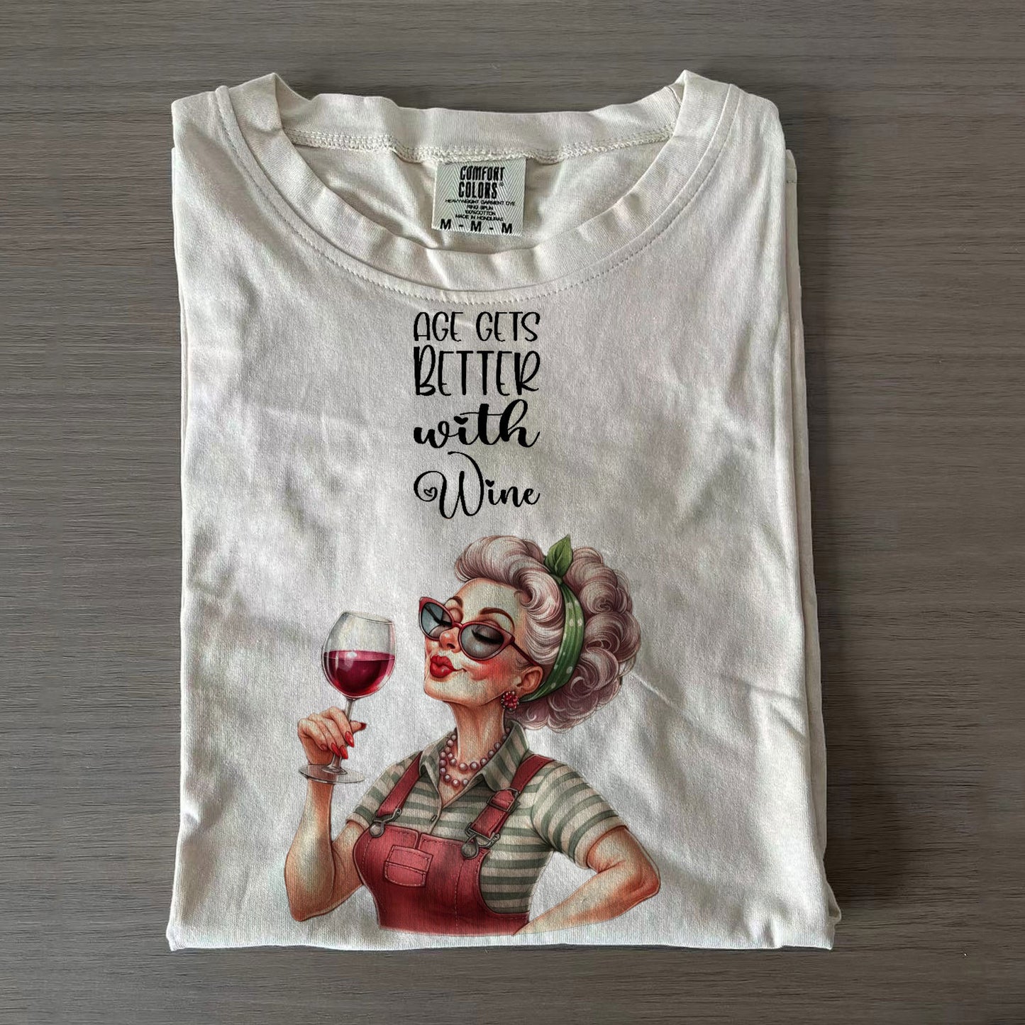Das Alter wird besser mit Wein Rundhals-T-Shirts 