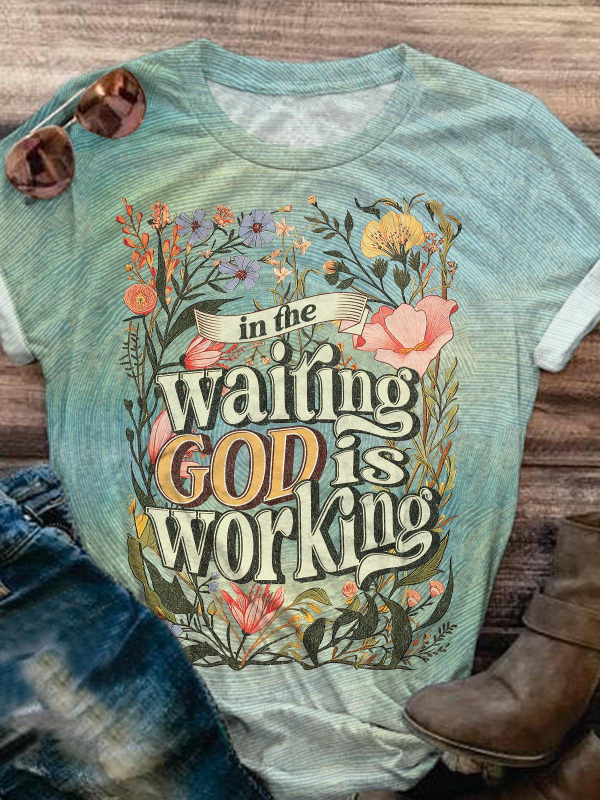 Damen T-Shirt mit Vintage-Print „In The Waiting God Is Working“ 