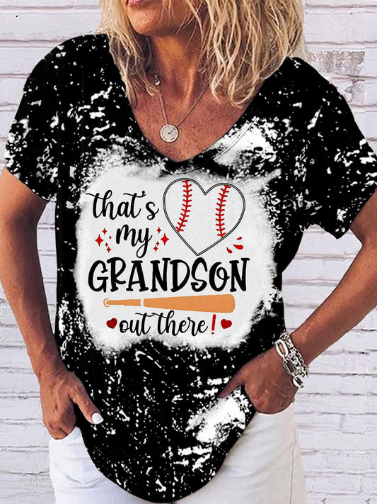 T-Shirt mit V-Ausschnitt und Baseball-Print „That's My Grandson Out There“