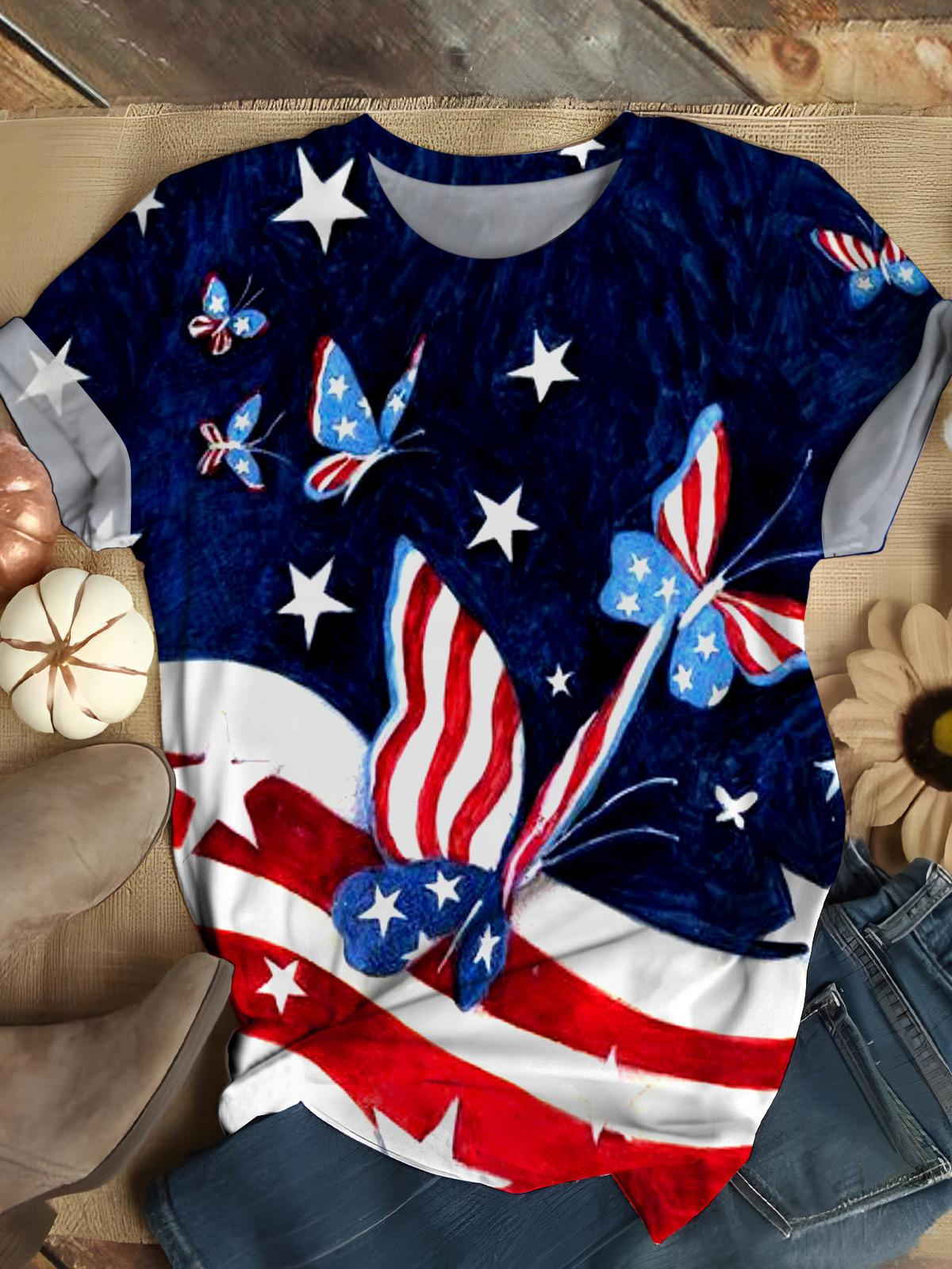 T-Shirt mit Rundhalsausschnitt und amerikanischer Flagge zum Unabhängigkeitstag mit Schmetterlingen 
