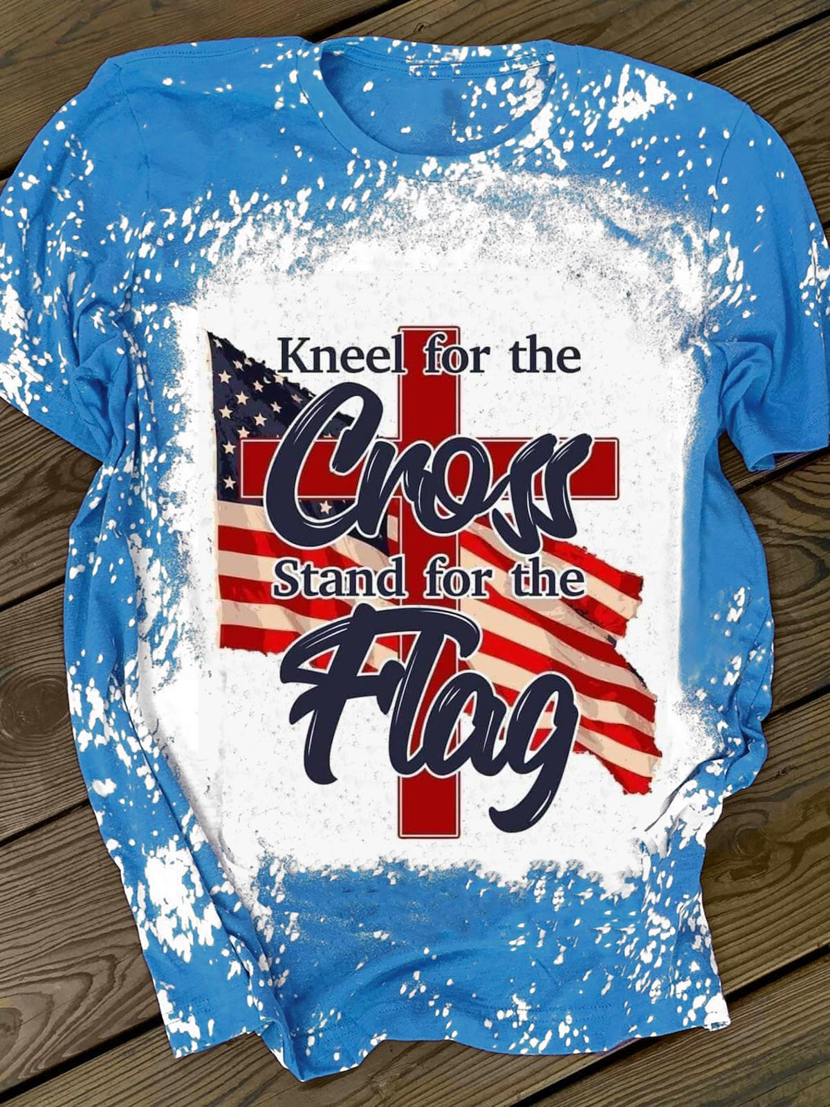 Knie für das Kreuz, steh für die Flagge, Rundhals-T-Shirt 