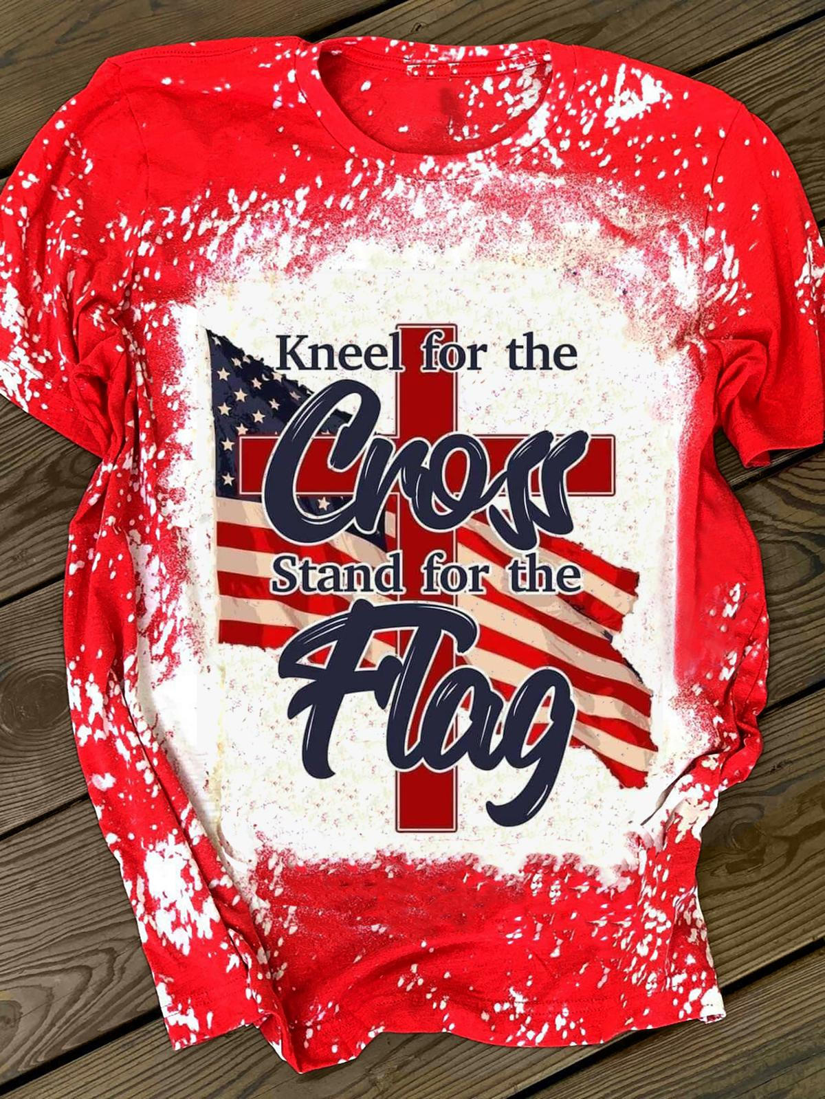Knie für das Kreuz, steh für die Flagge, Rundhals-T-Shirt 